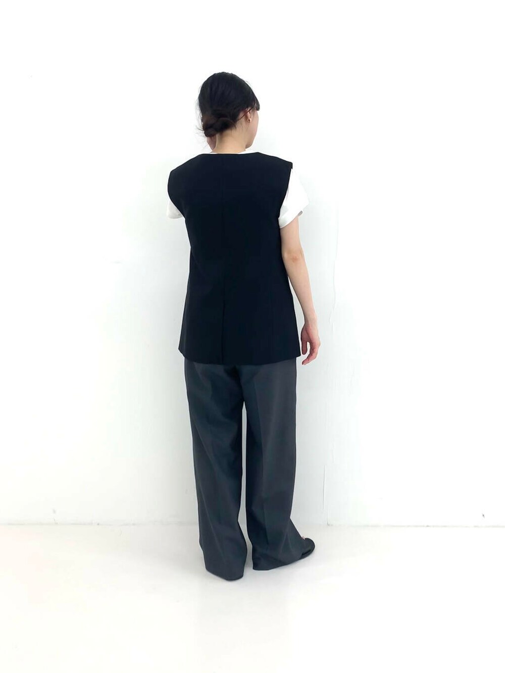 ブラック系のサンダル、グレー系のその他パンツ、ホワイト系のTシャツ/カットソーを着用したレディースの夏コーディネートの2枚目の写真