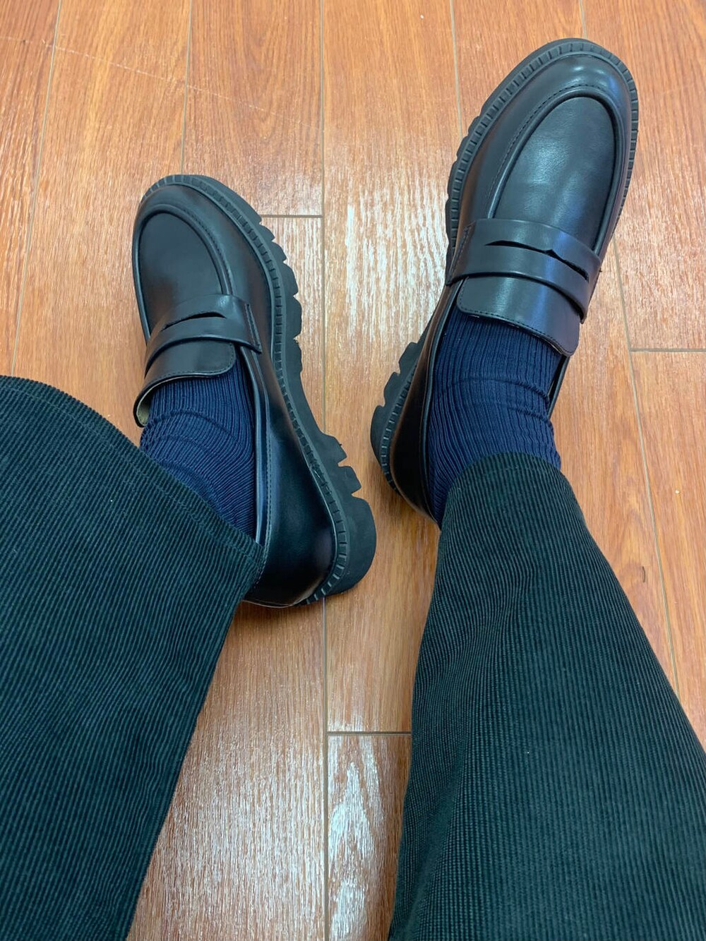 ブラック系のローファー、ブラック系のその他パンツを着用したレディースの秋コーディネートの2枚目の写真