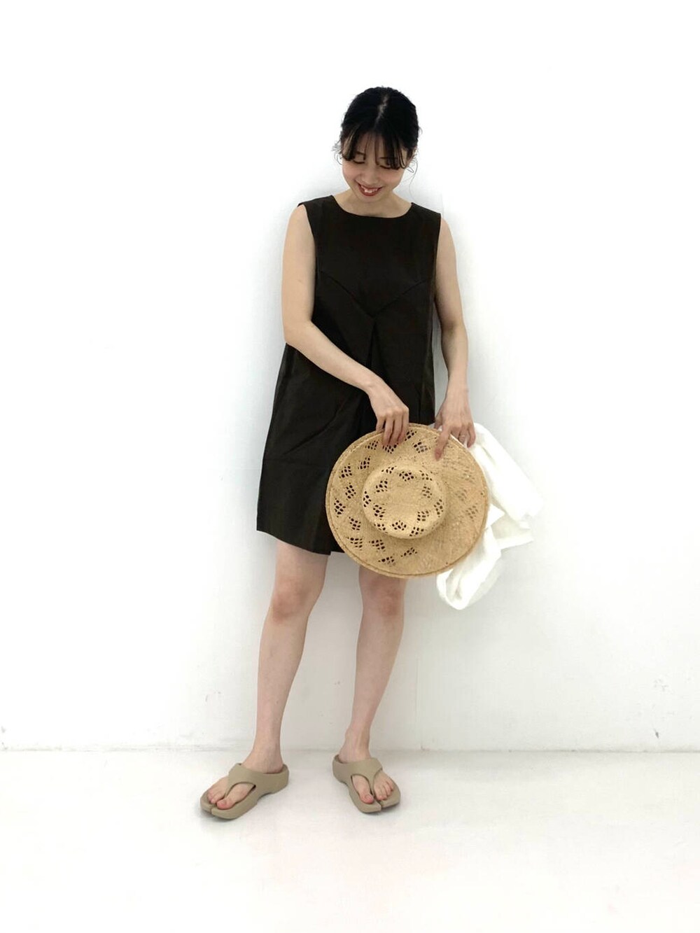 ホワイト系のシャツ/ブラウス、ベージュ系のサンダル、ベージュ系のハットを着用したレディースの夏コーディネートの3枚目の写真