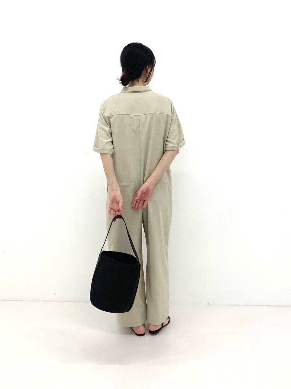 ブラック系のかごバッグ、ベージュ系のサロペット/オーバーオールを着用したレディースの夏コーディネートの3枚目の写真