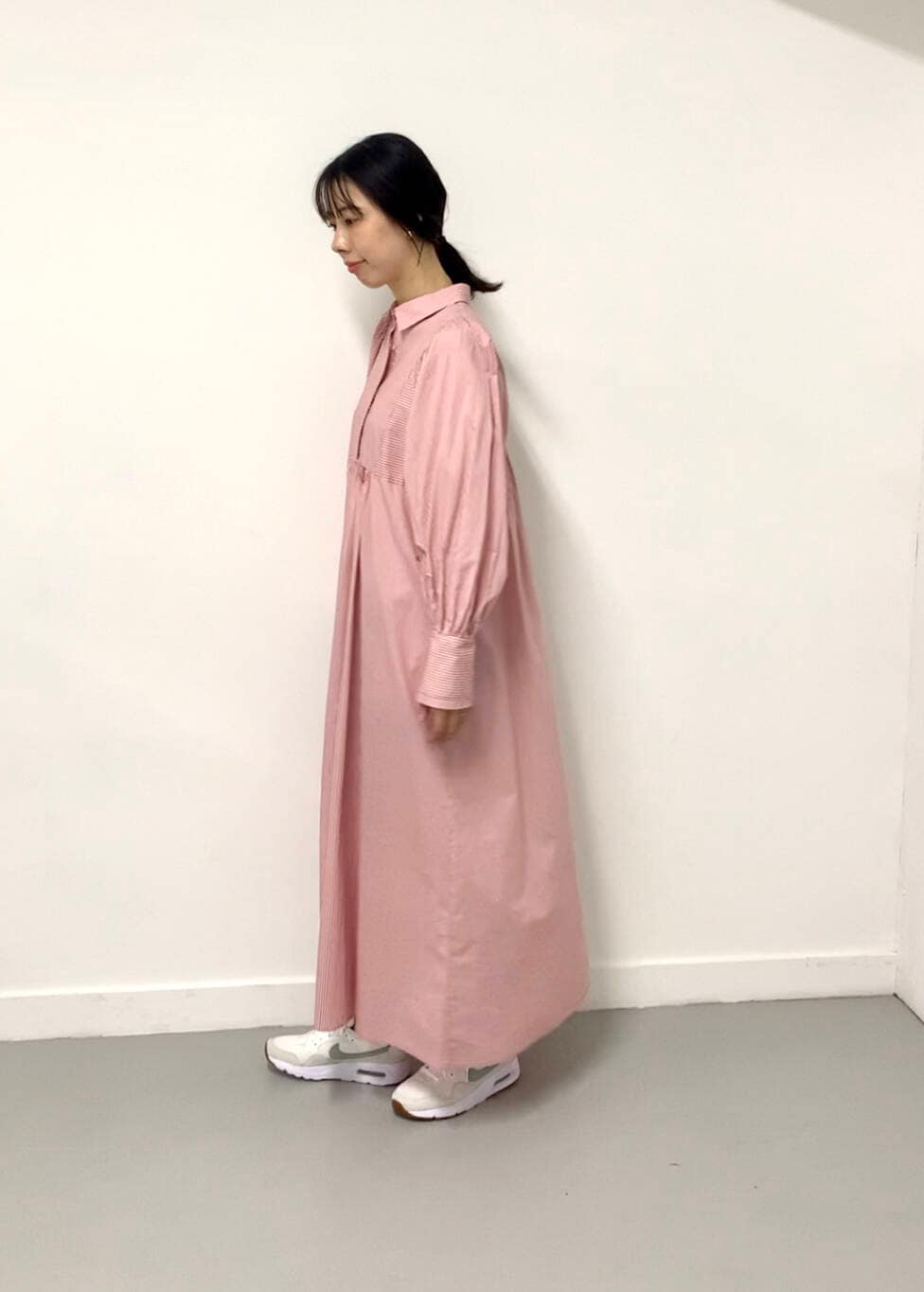 ピンク系のワンピース、ホワイト系のスニーカーを着用したレディースの夏コーディネートの2枚目の写真