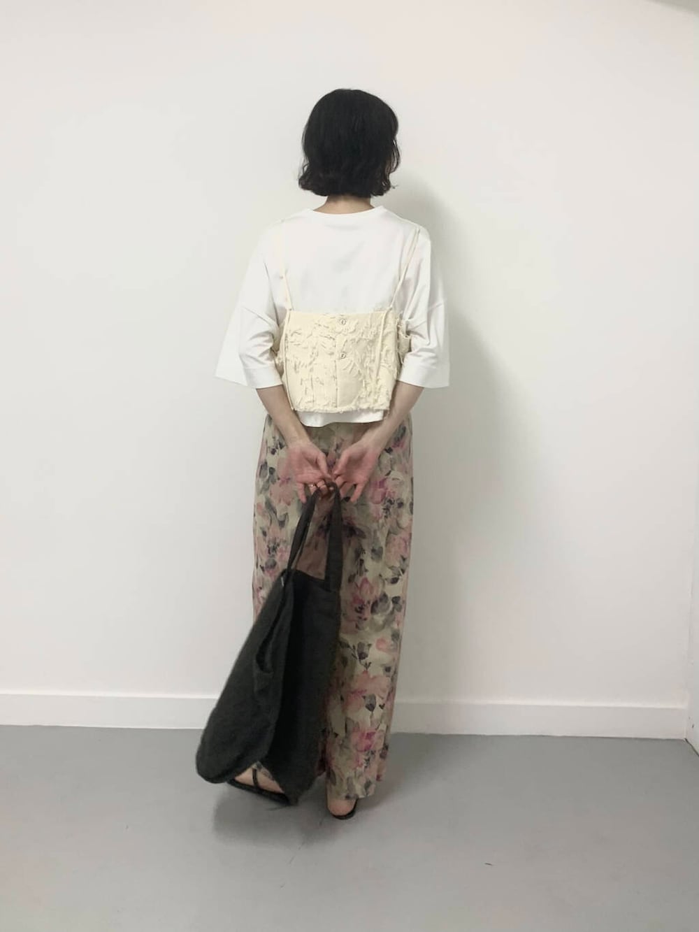 ホワイト系のTシャツ/カットソー、ピンク系のその他パンツ、グレー系のトートバッグを着用したレディースの夏コーディネートの3枚目の写真