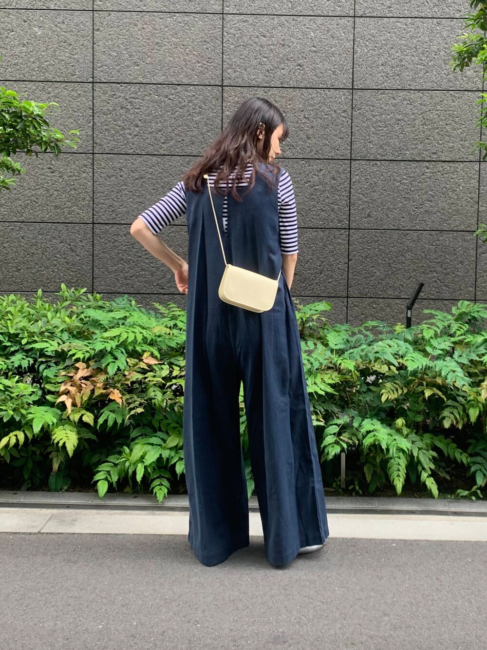 シルバー系のパンプス、ホワイト系のショルダーバッグ、その他のTシャツ/カットソーを着用したレディースの夏コーディネートの4枚目の写真