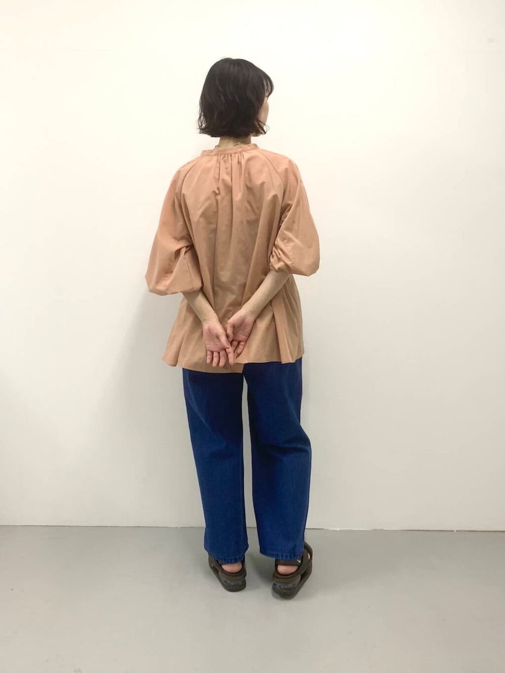 ブルー系のデニムパンツ、ピンク系のシャツ/ブラウスを着用したレディースの夏コーディネートの2枚目の写真