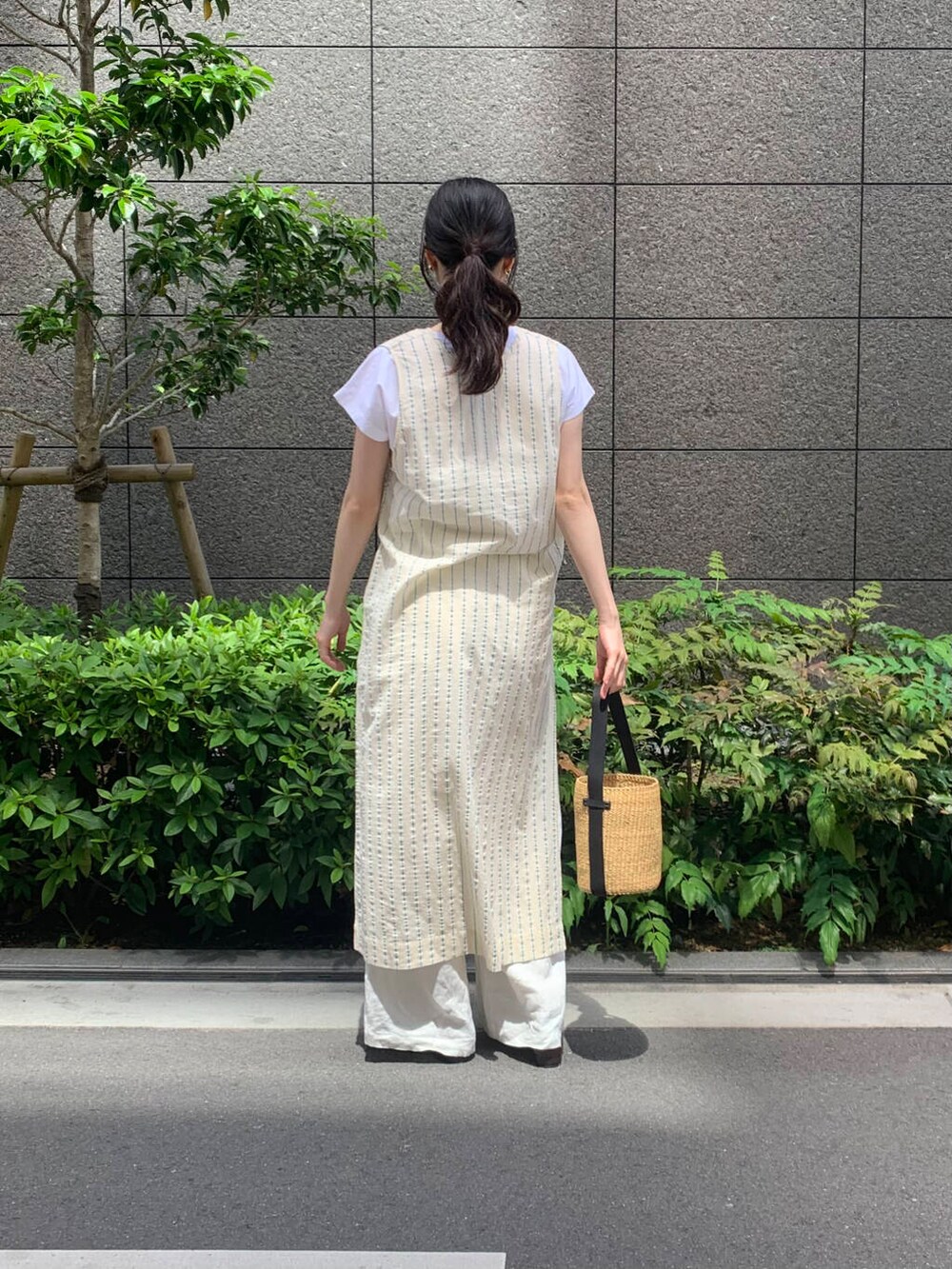 ベージュ系のワンピース、ホワイト系のその他パンツ、ブラウン系のサンダルを着用したレディースの春コーディネートの3枚目の写真