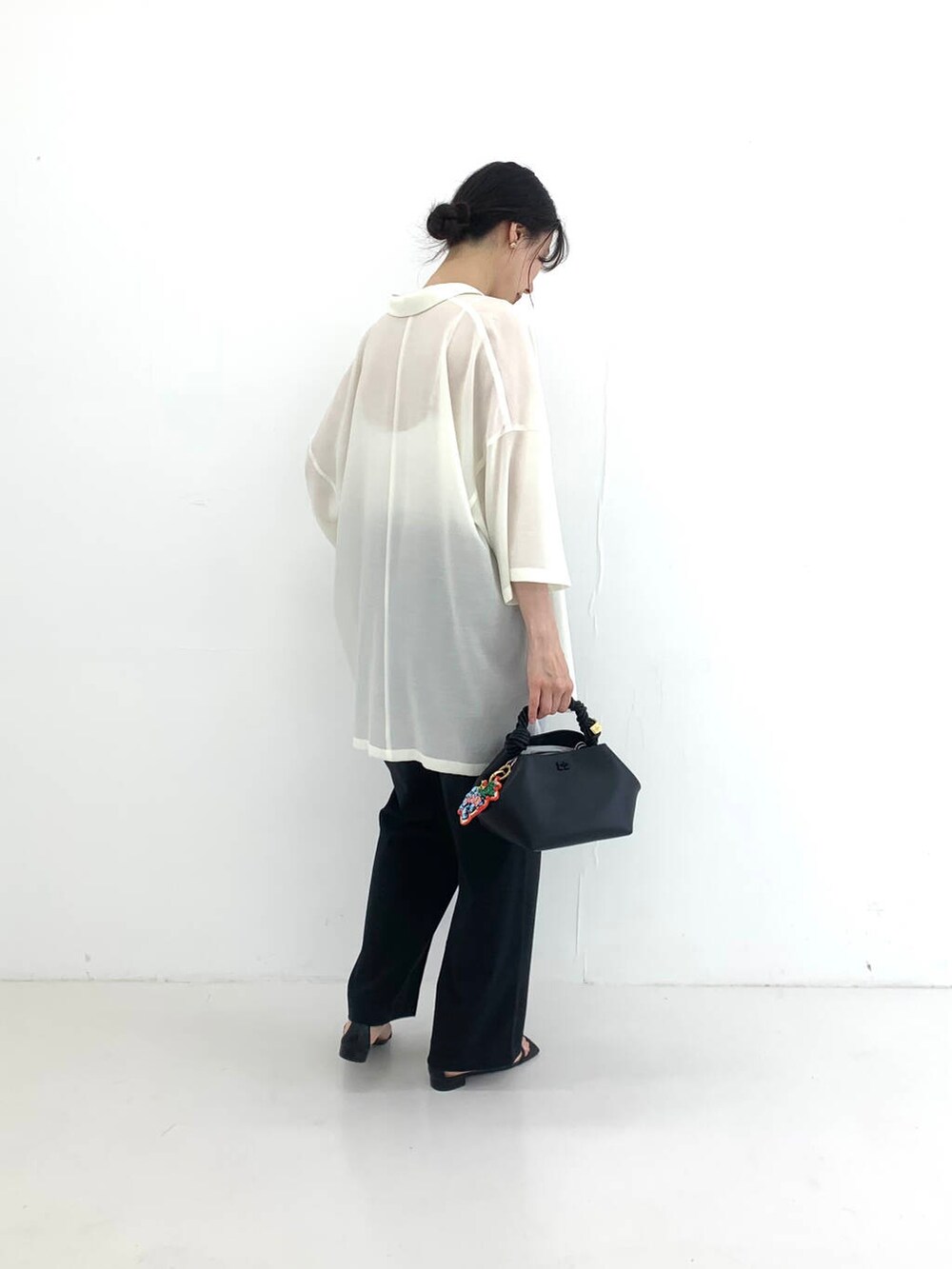 ブラック系のサンダル、ホワイト系のシャツ/ブラウスを着用したレディースの夏コーディネートの3枚目の写真