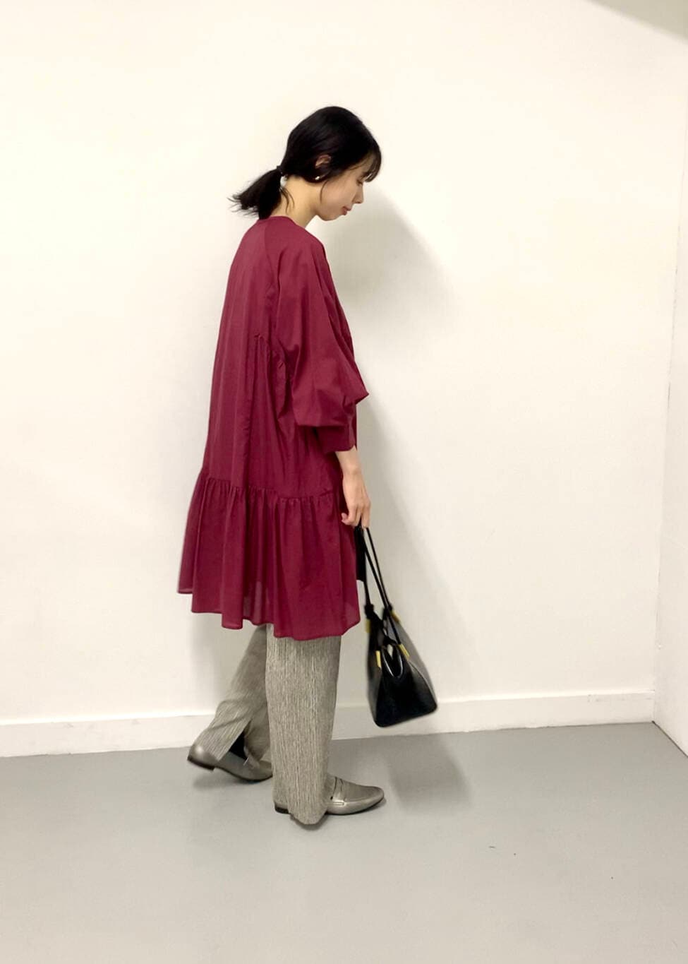 ベージュ系のその他パンツ、ブラック系のトートバッグ、シルバー系のローファーを着用したレディースの夏コーディネートの3枚目の写真