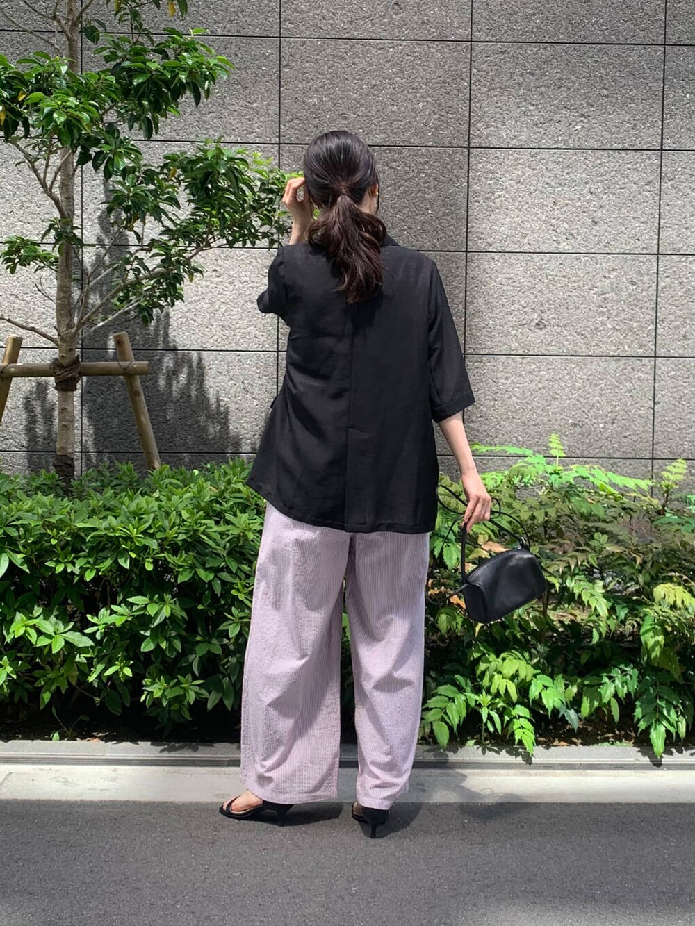 レッド系のその他パンツ、ブラック系のその他アウター、ブラック系のショルダーバッグを着用したレディースの春コーディネートの3枚目の写真