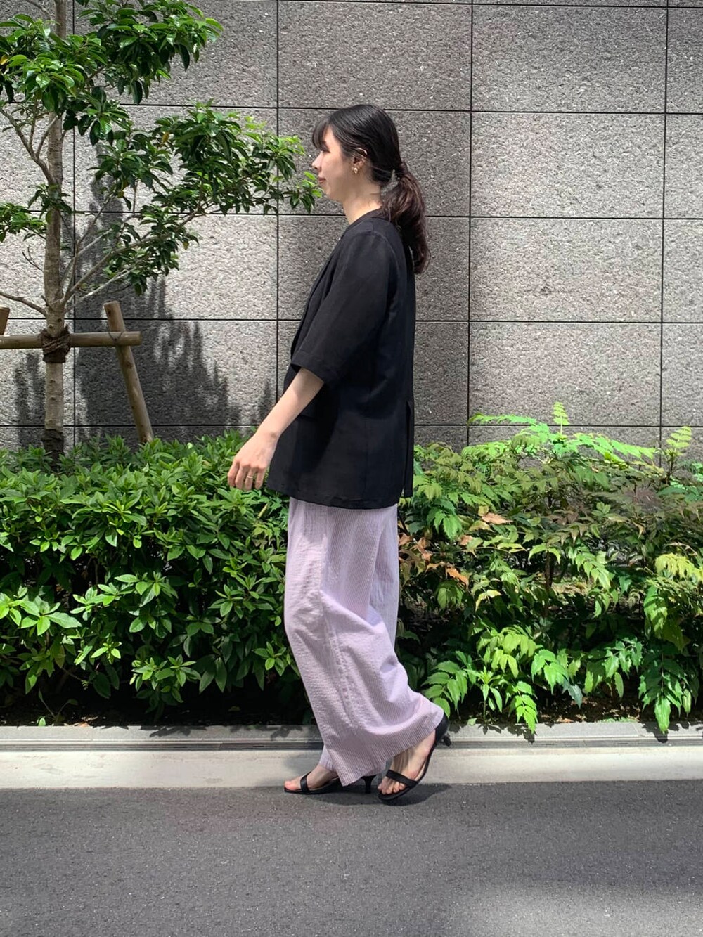 レッド系のその他パンツ、ブラック系のその他アウター、ブラック系のショルダーバッグを着用したレディースの春コーディネートの2枚目の写真