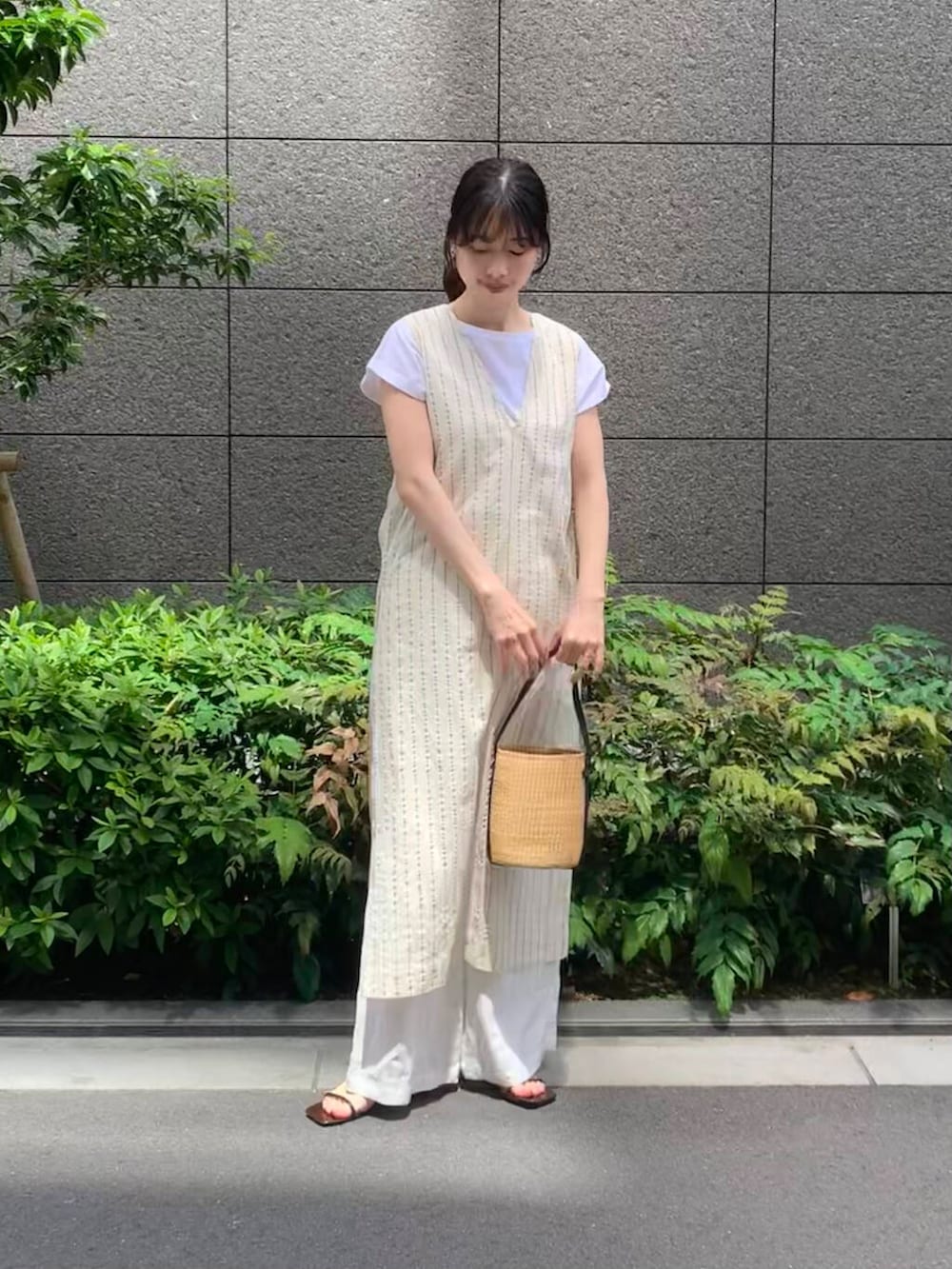 ベージュ系のワンピース、ホワイト系のその他パンツ、ブラウン系のサンダルを着用したレディースの春コーディネートの4枚目の写真