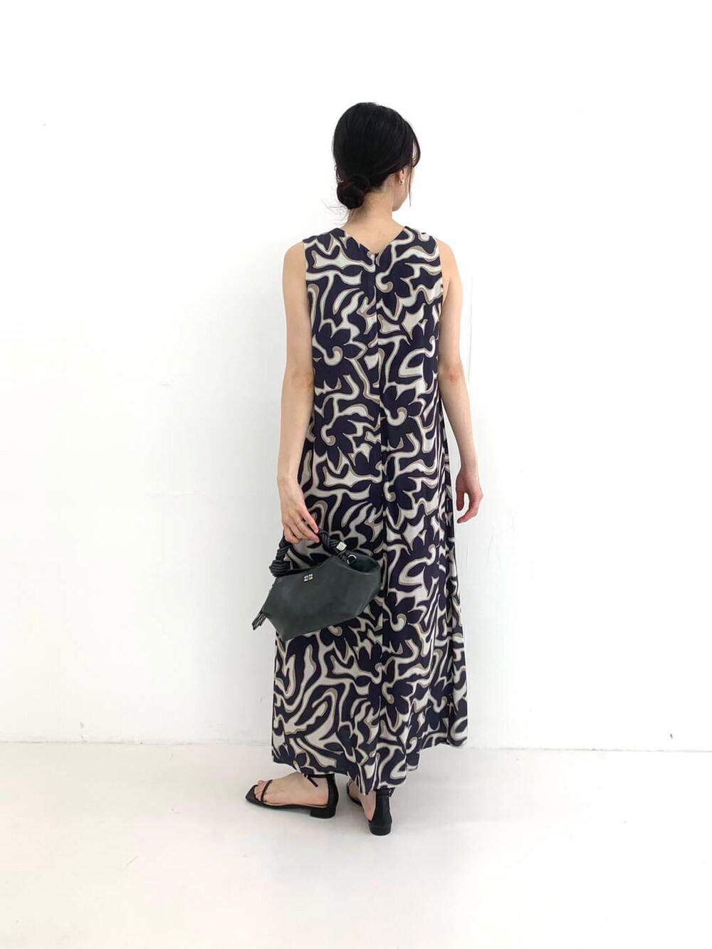 ブラック系のサンダル、ブルー系のワンピースを着用したレディースの夏コーディネートの3枚目の写真