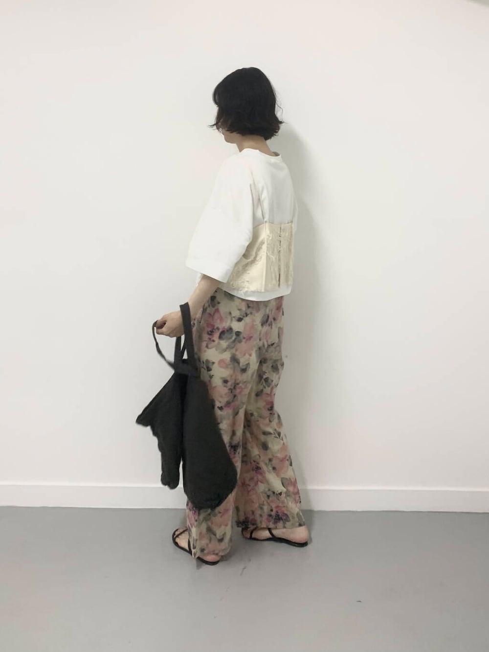 ホワイト系のTシャツ/カットソー、ピンク系のその他パンツ、グレー系のトートバッグを着用したレディースの夏コーディネートの2枚目の写真