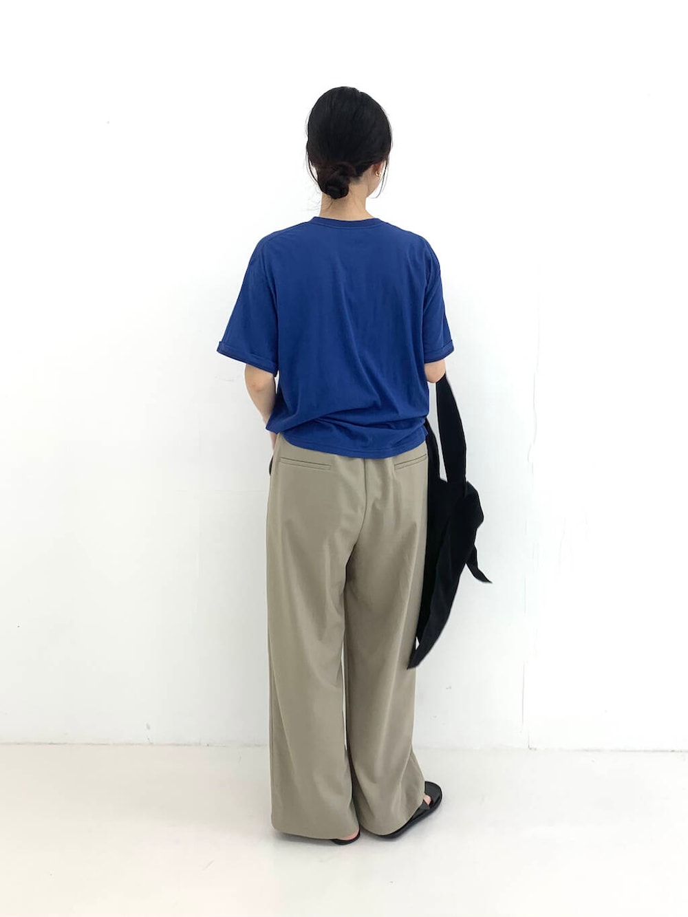 ベージュ系のその他パンツ、ブラック系のサンダル、ブルー系のTシャツ/カットソーを着用したレディースの夏コーディネートの2枚目の写真