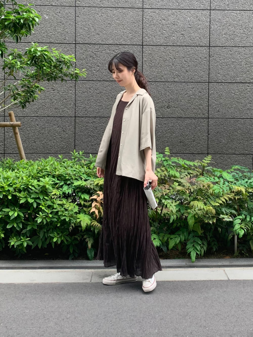 ベージュ系のシャツ/ブラウス、ブラウン系のワンピース、シルバー系の長傘を着用したレディースの春コーディネートの2枚目の写真