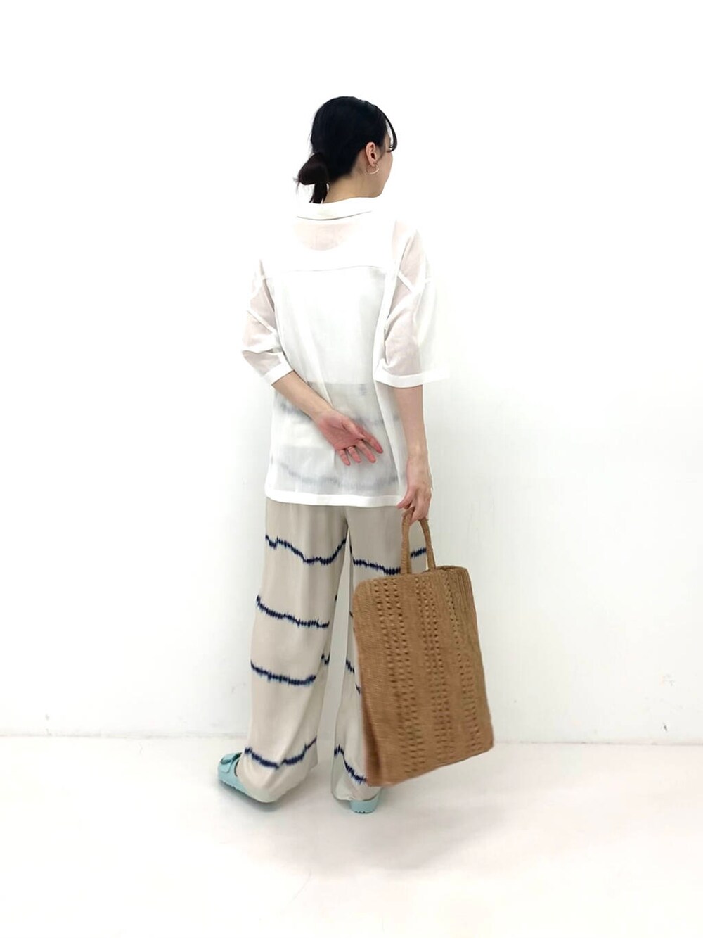 ホワイト系のその他パンツ、グリーン系のサンダル、ホワイト系のシャツ/ブラウスを着用したレディースの夏コーディネートの2枚目の写真