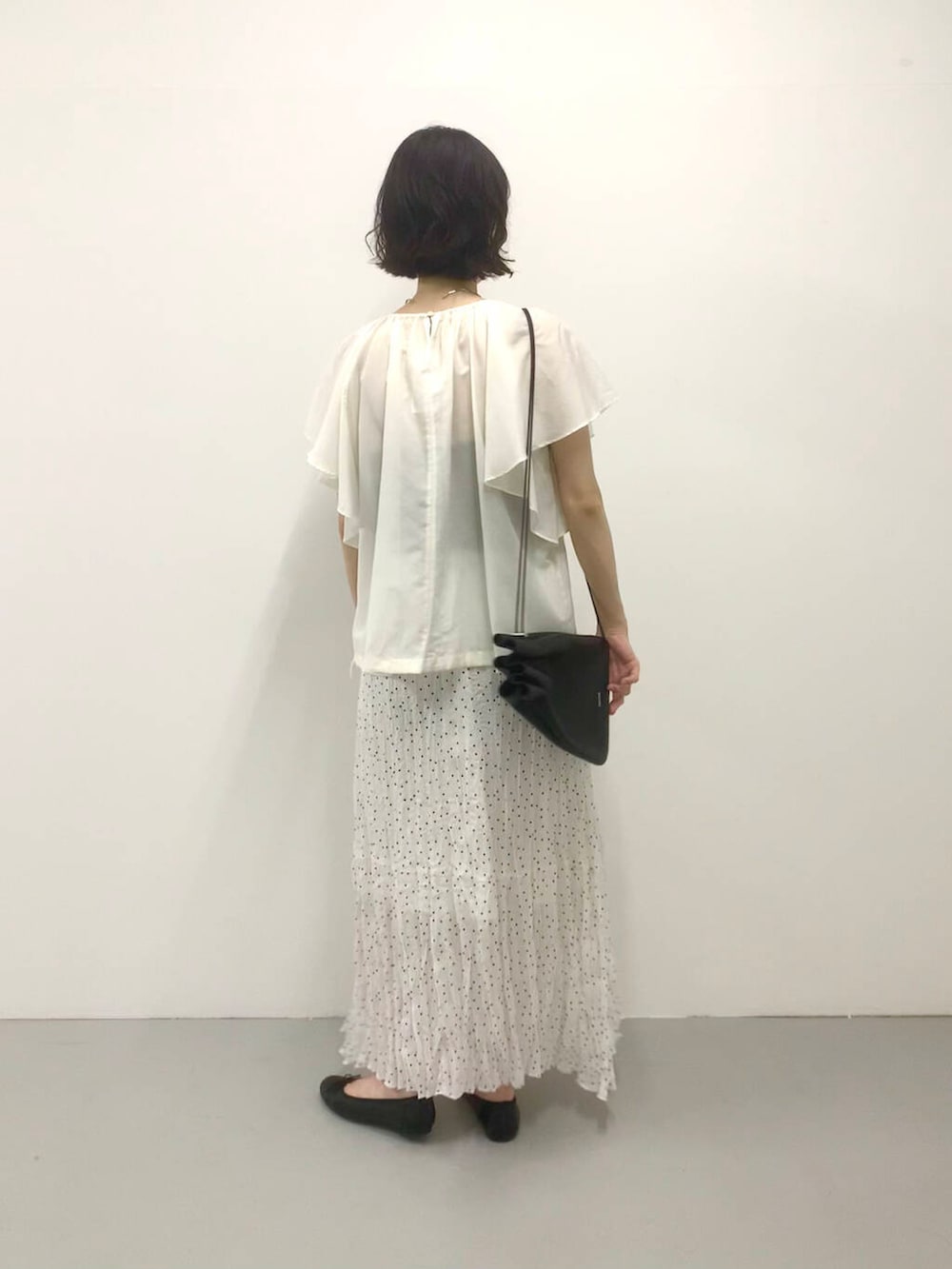 ブラック系のバレエシューズ、ホワイト系のシャツ/ブラウス、ホワイト系のスカートを着用したレディースの夏コーディネートの3枚目の写真