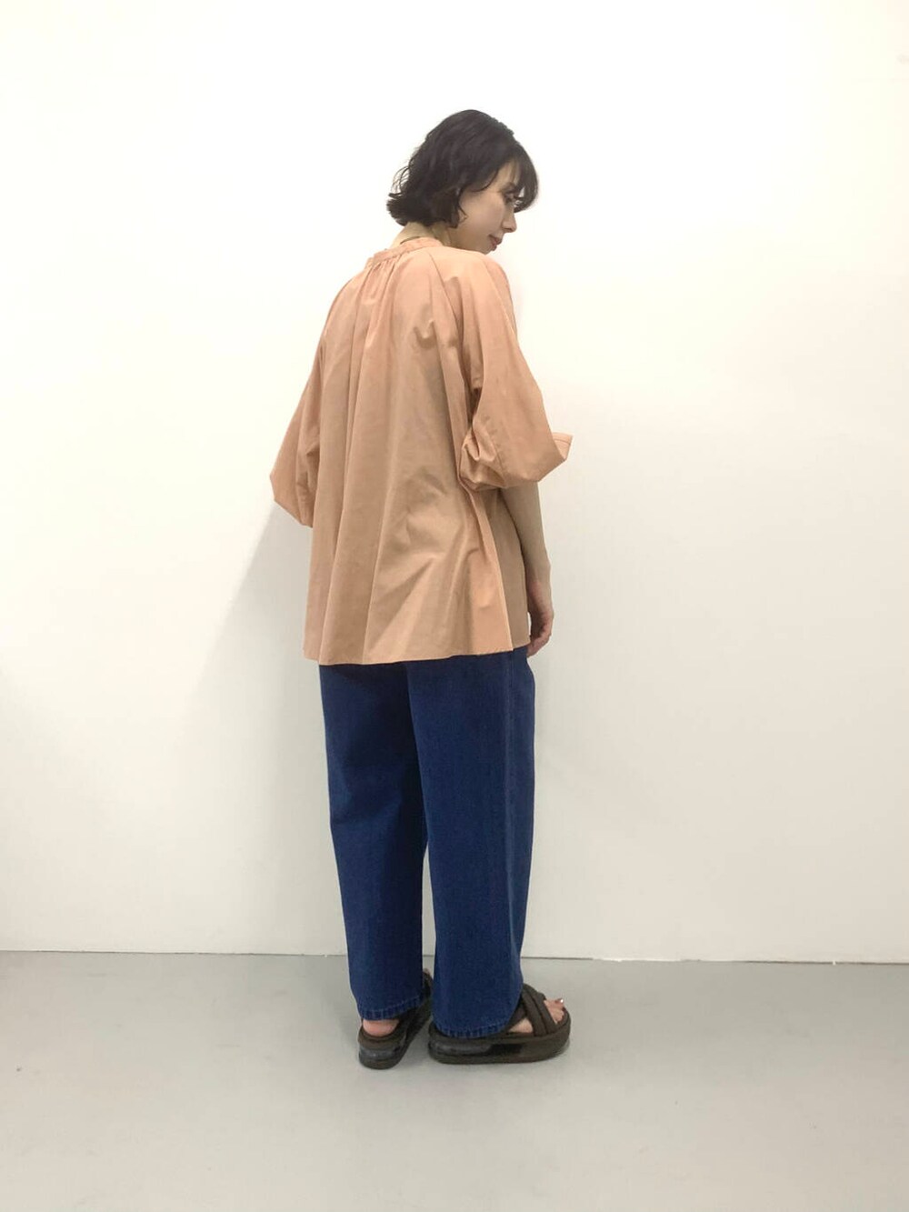 ブルー系のデニムパンツ、ピンク系のシャツ/ブラウスを着用したレディースの夏コーディネートの3枚目の写真