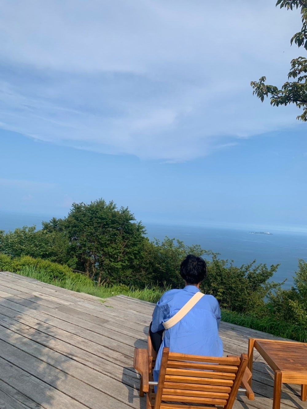「メンズファッション、旅行、おでかけコーデ、夏コーデ、シンプルスタイル、シャツスタイル、シャツ好き集まれ、タンクトップ、アツいコーデ全部見せ」|「GraphpaperのBroad S/S Oversized Regular Collar Shirt(シャツ/ブラウス、ブルー系)」を使った、むとうさん(骨格ウェーブ・メンズ・171cm)の夏コーディネートの2枚目の写真