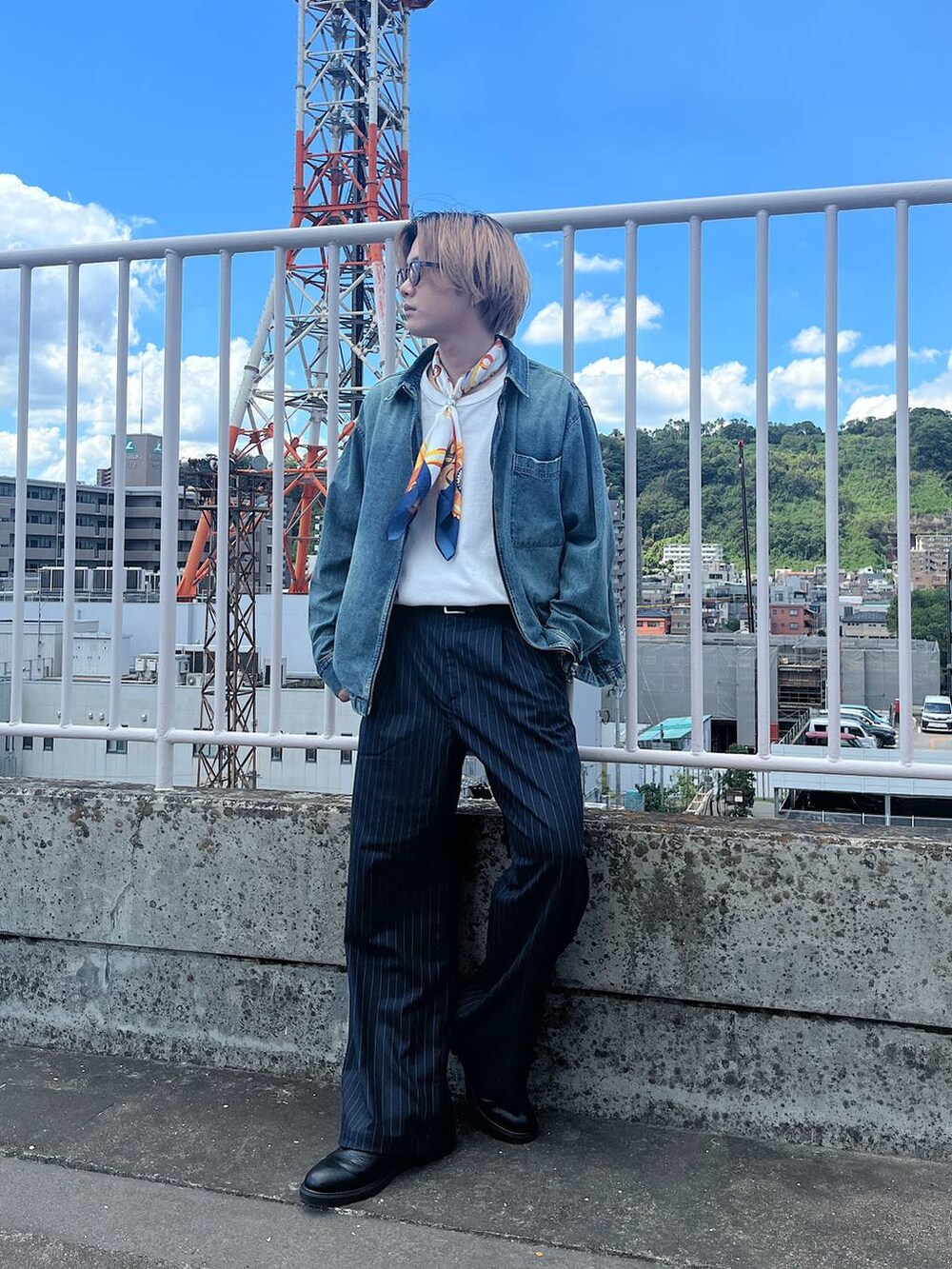 ブラック系のドレスシューズ、ブルー系のスラックス、ホワイト系のTシャツ/カットソーを着用したメンズの秋コーディネートの3枚目の写真