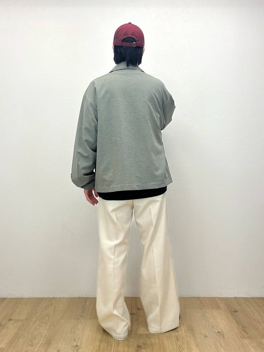 グレー系のシャツ/ブラウス、ホワイト系のスラックス、ブラック系のスウェットを着用したメンズの春コーディネートの3枚目の写真