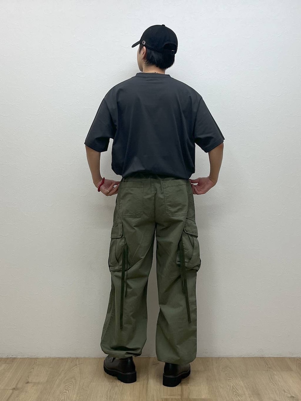 ブラック系のドレスシューズ、グリーン系のカーゴパンツ、グレー系のTシャツ/カットソーを着用したメンズの夏コーディネートの3枚目の写真