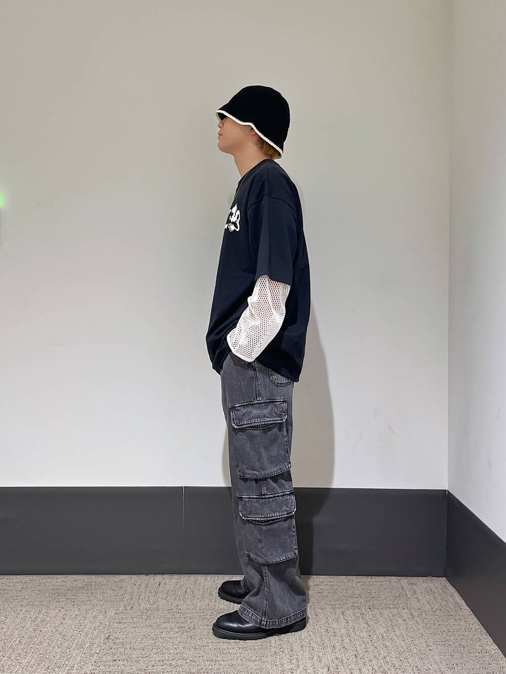 ブラック系のドレスシューズ、ホワイト系のTシャツ/カットソー、ブラック系のデニムパンツを着用したメンズの夏コーディネートの2枚目の写真