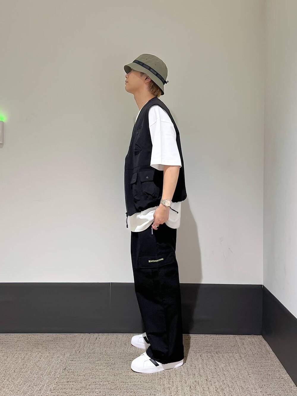 ブラック系のベスト、ブラック系のカーゴパンツ、その他のTシャツ/カットソーを着用したメンズの夏コーディネートの2枚目の写真
