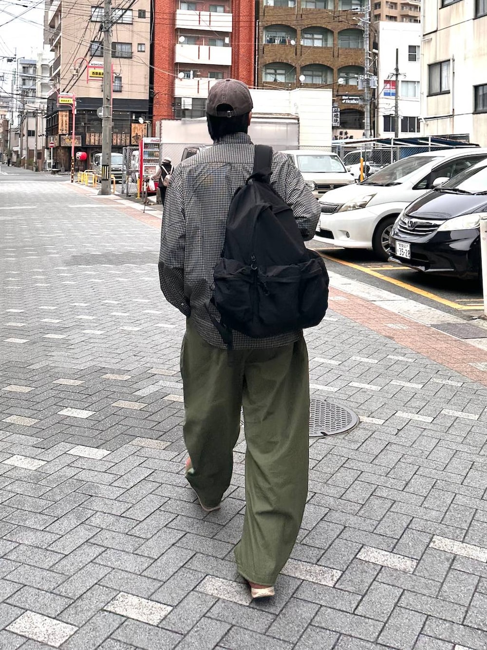 「ゆったり、春コーデ、カジュアル、きれいめ、シャツ、ワイドパンツ、ミリタリー、キャップ、リュック・バッグ、RAGEBLUE」｜「RAGEBLUEのマルチポケットバックパック/リュック（バックパック/リュック、ブラック系）」を使った、RINさん（メンズ・171cm）の春コーディネートの3枚目の写真