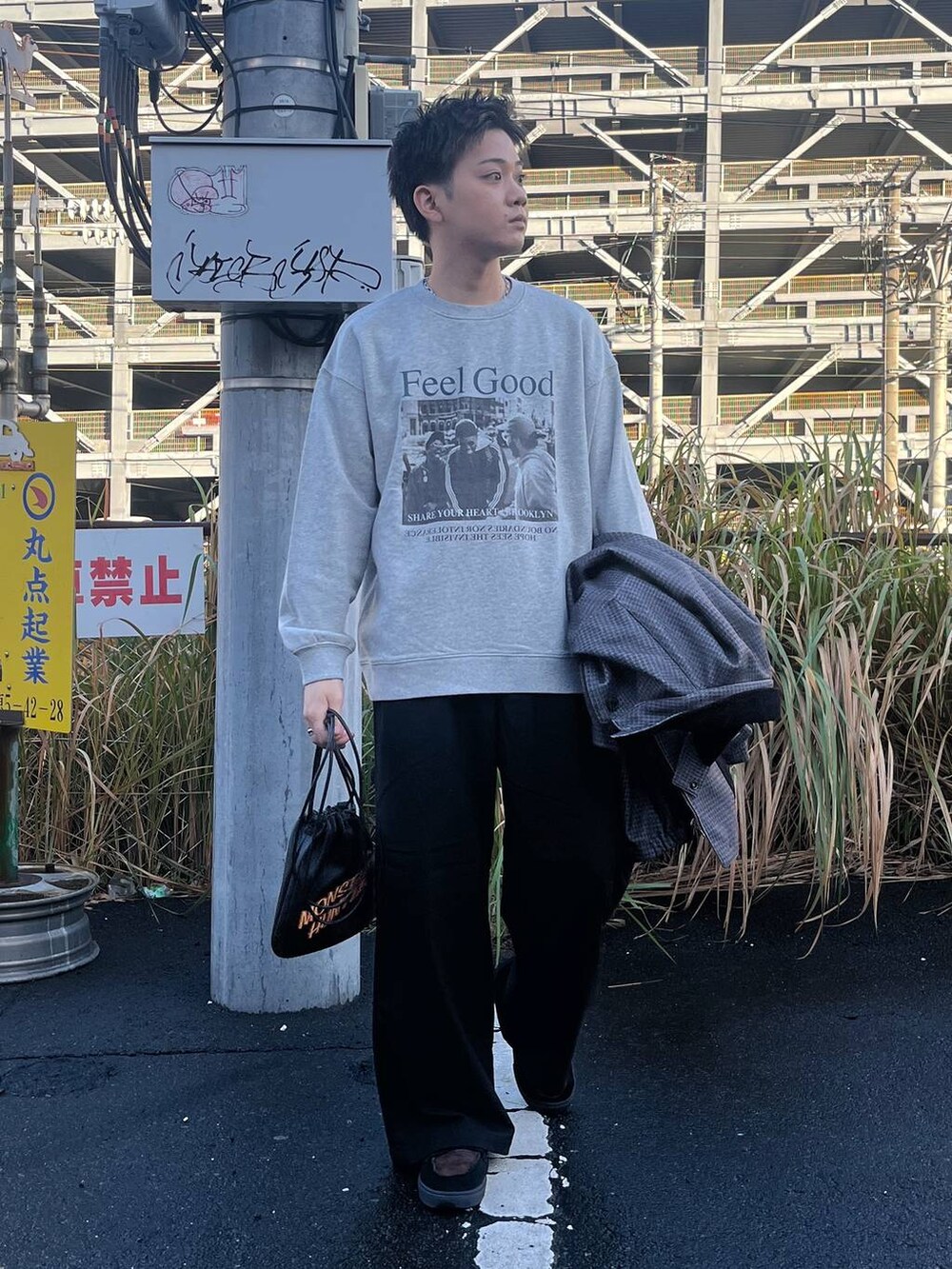 グレー系のブルゾン、ブラック系のスラックス、グレー系のスウェットを着用したメンズの秋コーディネートの6枚目の写真