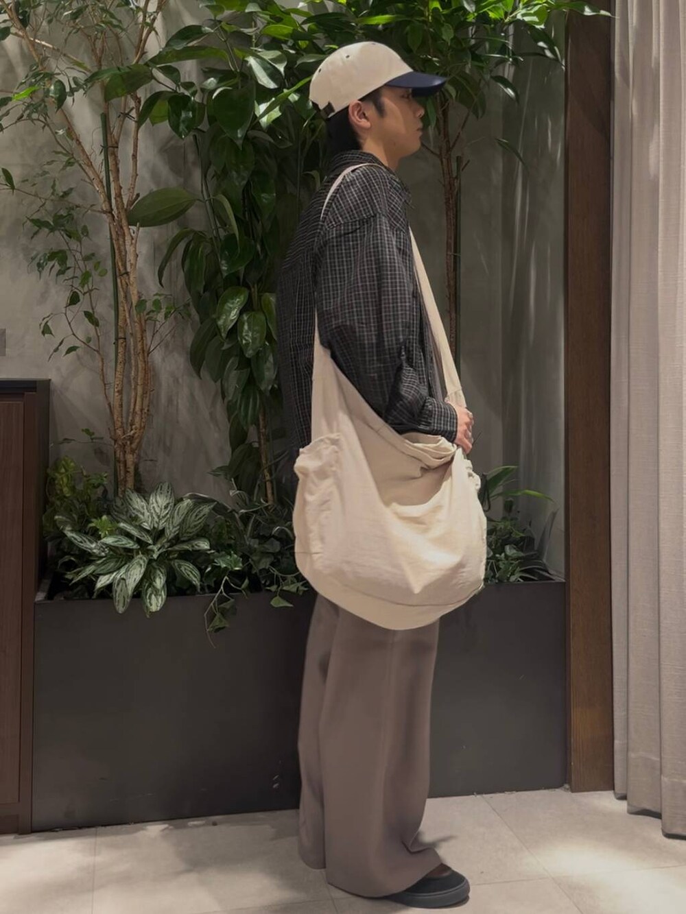 その他のショルダーバッグ、ベージュ系のスラックス、ブラック系のシャツ/ブラウスを着用したメンズの春コーディネートの2枚目の写真