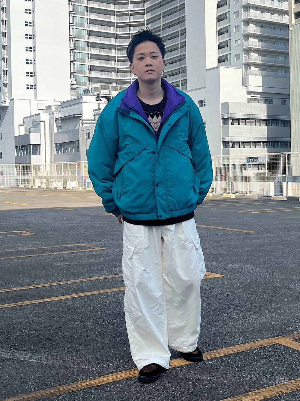 ホワイト系のカーゴパンツ、ベージュ系のニット/セーターを着用したメンズの冬コーディネートの4枚目の写真