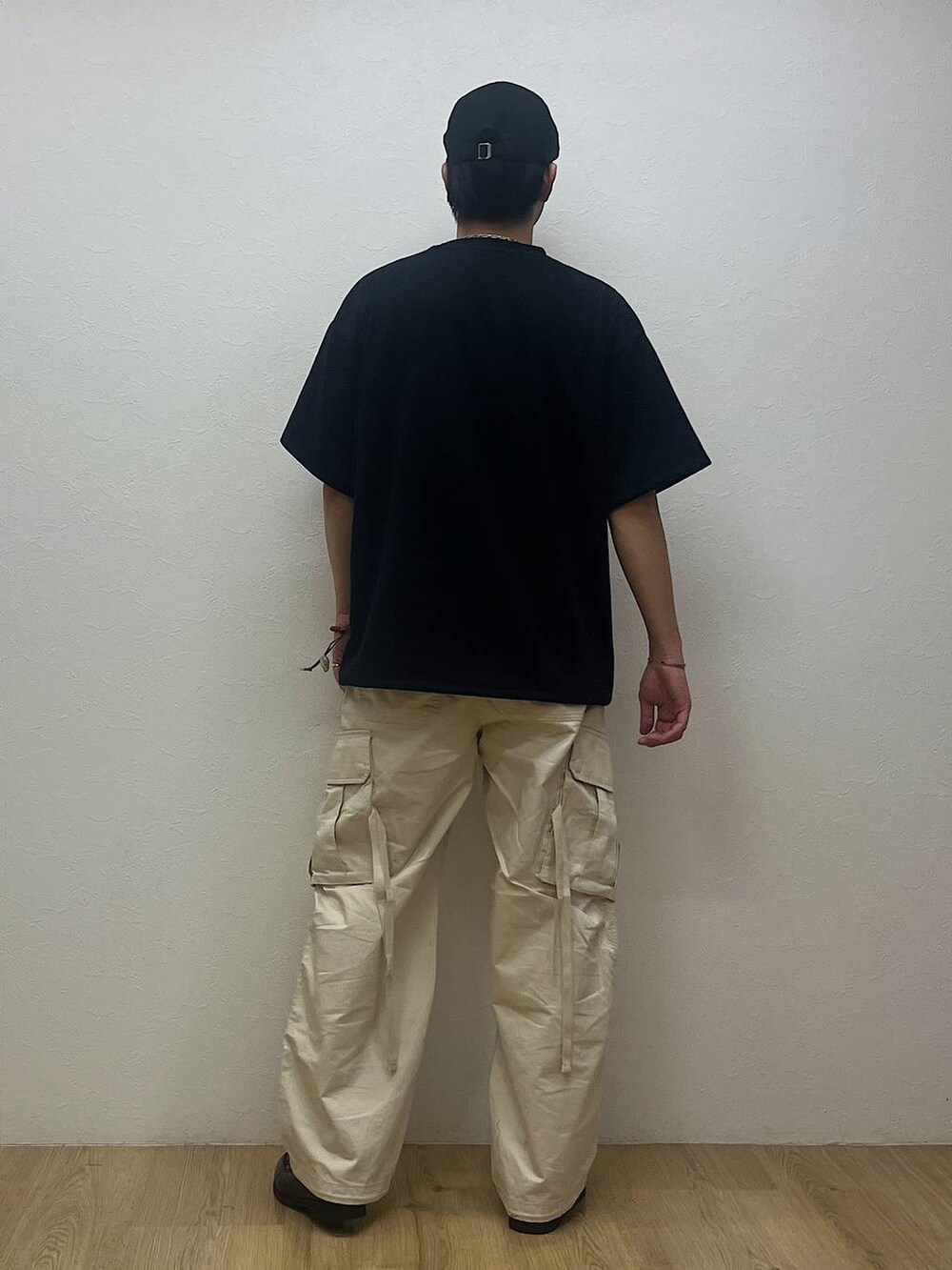 ホワイト系のカーゴパンツ、ブルー系のTシャツ/カットソーを着用したメンズの夏コーディネートの3枚目の写真