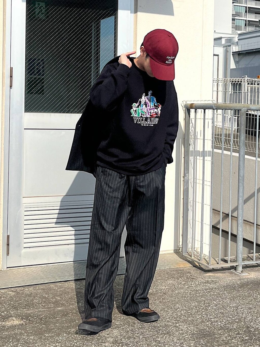 ブラック系のテーラードジャケット、ブラック系のスラックス、ブラック系のスウェットを着用したメンズの冬コーディネートの4枚目の写真