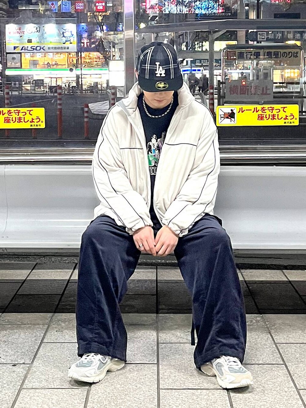 ホワイト系のダウンジャケット/コート、ブラック系のカーゴパンツ、ブラック系のスウェットを着用したメンズの冬コーディネートの5枚目の写真