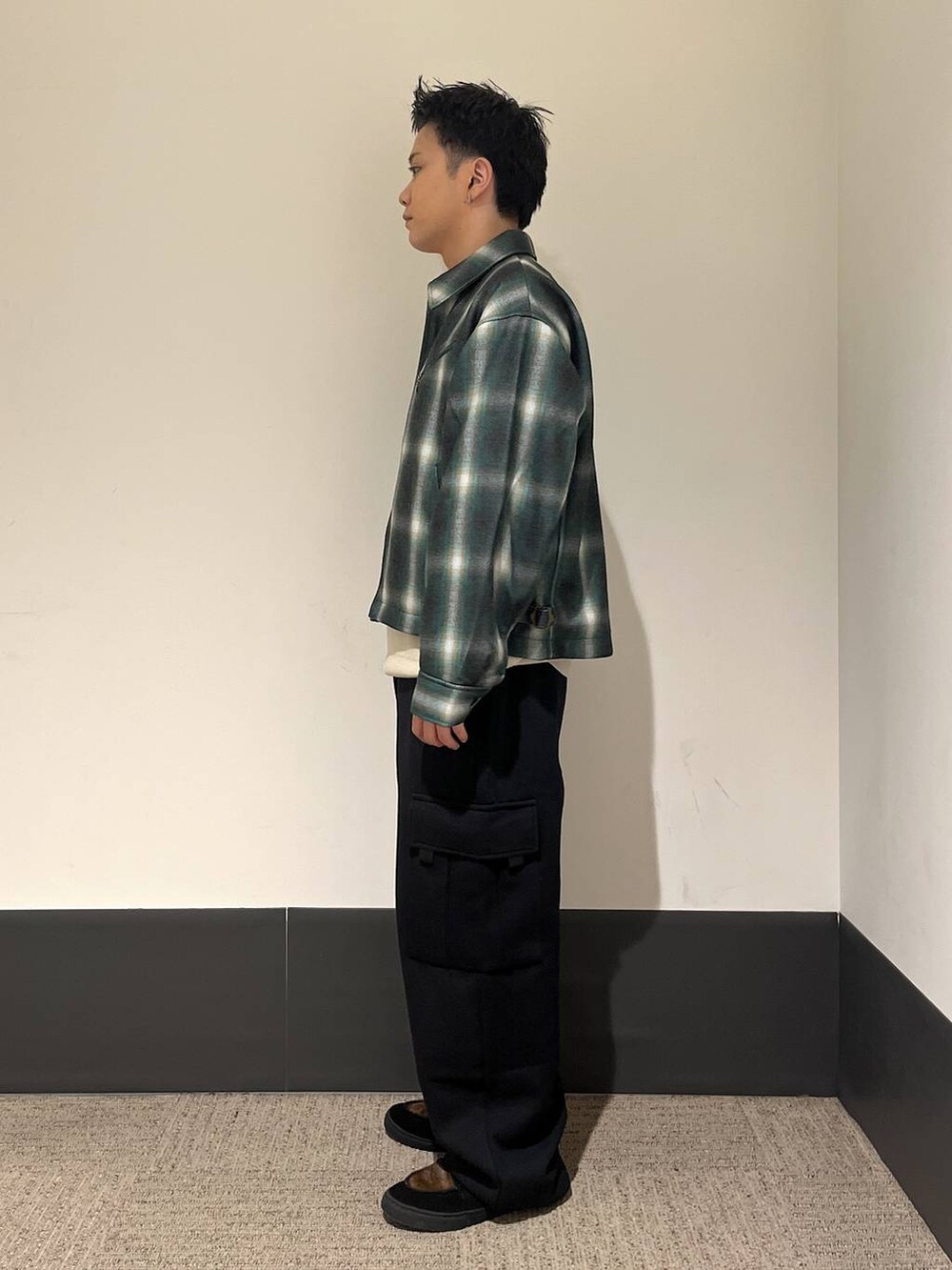 「ゆったり、カジュアル、きれいめ、ブルゾン、チェック、ニット、スウェットパンツ、RAGEBLUE、冬コーデ」｜「RAGEBLUEの【WOOLLYTEC/ウーリーテック】ジップアップ/ストレッチショートブルゾン（ブルゾン、グリーン系）」を使った、RINさん（メンズ・171cm）の冬コーディネートの2枚目の写真