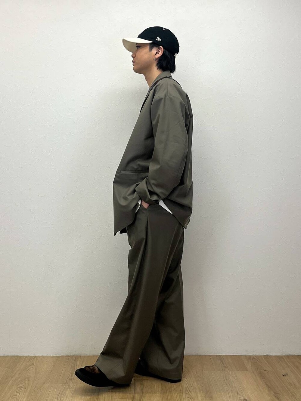 「春コーデ、ゆったり、カジュアル、きれいめ、セットアップ、ジャケット、テーラードジャケット、スラックス、Tシャツ、キャップ、バッグ、RAGEBLUE」｜「RAGEBLUEの【セットアップ対応】アソートWテーラードジャケット/シングルジャケット（テーラードジャケット、ベージュ系）」を使った、RINさん（メンズ・171cm）の春コーディネートの2枚目の写真