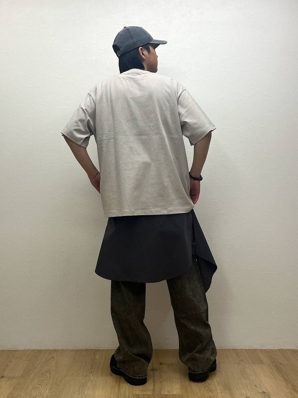 ブラック系のスニーカー、グレー系のデニムパンツ、ブラウン系のシャツ/ブラウスを着用したメンズの春コーディネートの3枚目の写真
