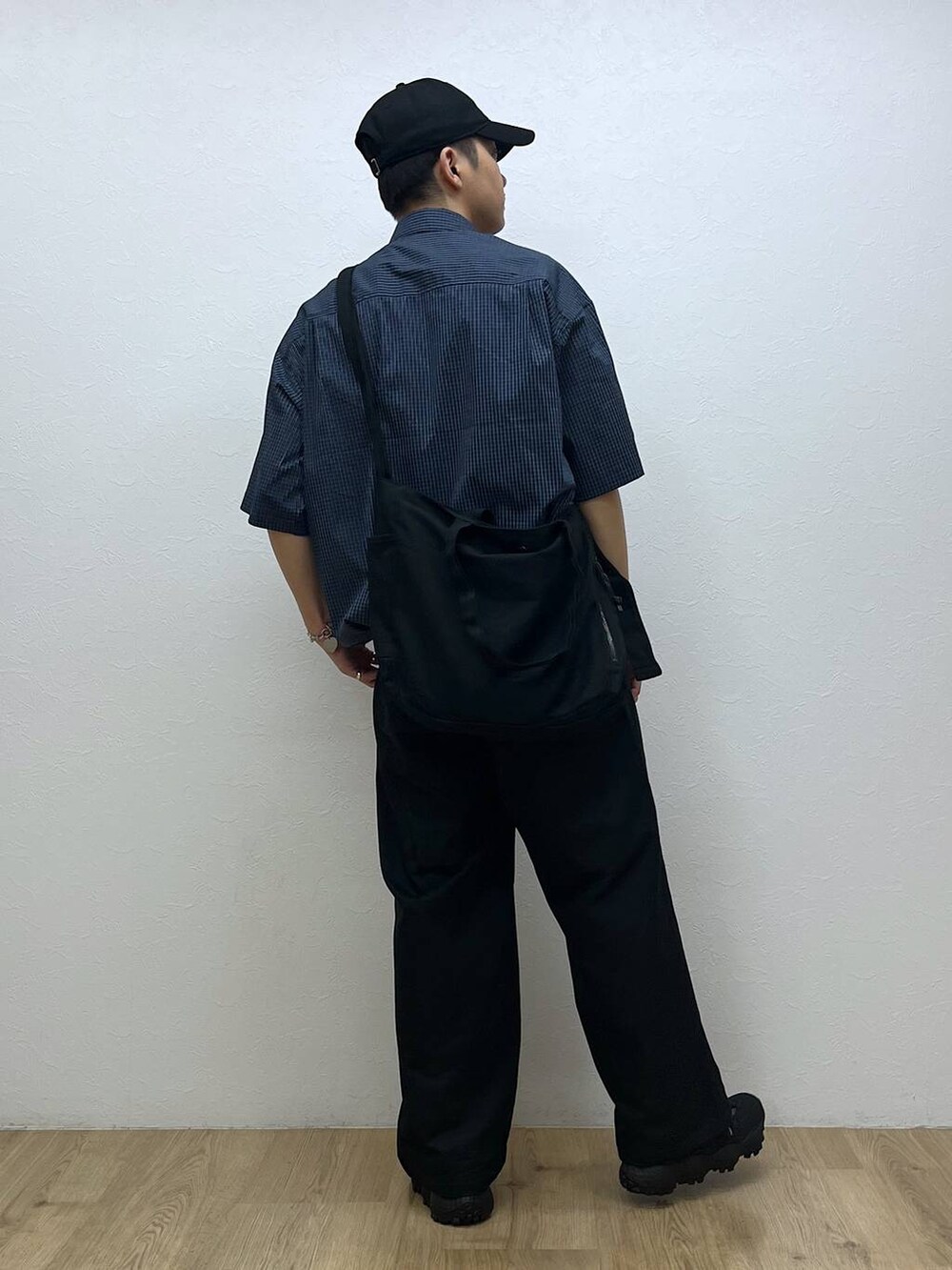 ブラック系のサンダル、ブラック系のチノパンツ、ブルー系のシャツ/ブラウスを着用したメンズの夏コーディネートの3枚目の写真