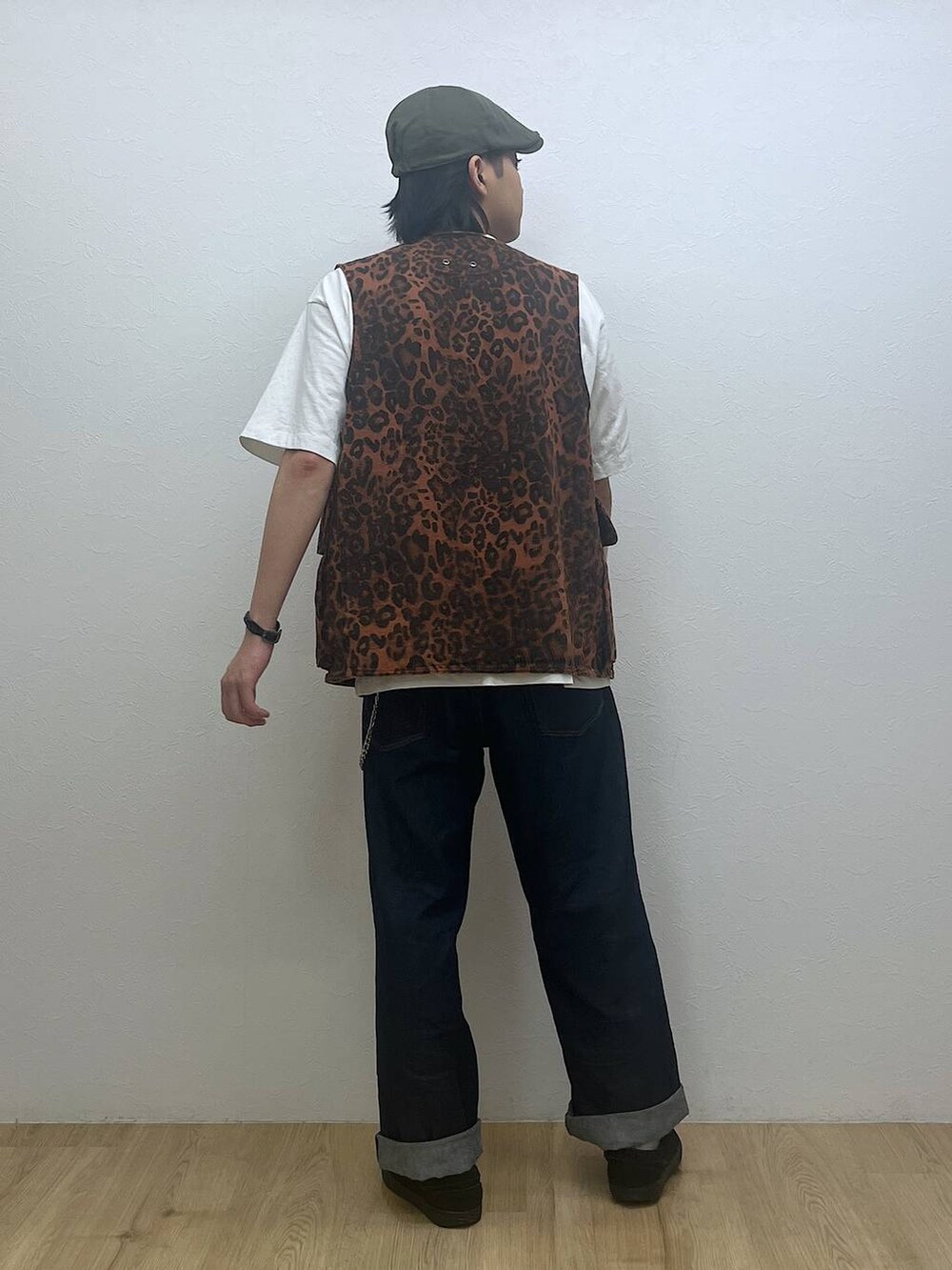 ブルー系のデニムパンツ、ホワイト系のTシャツ/カットソー、その他のベストを着用したメンズの夏コーディネートの3枚目の写真