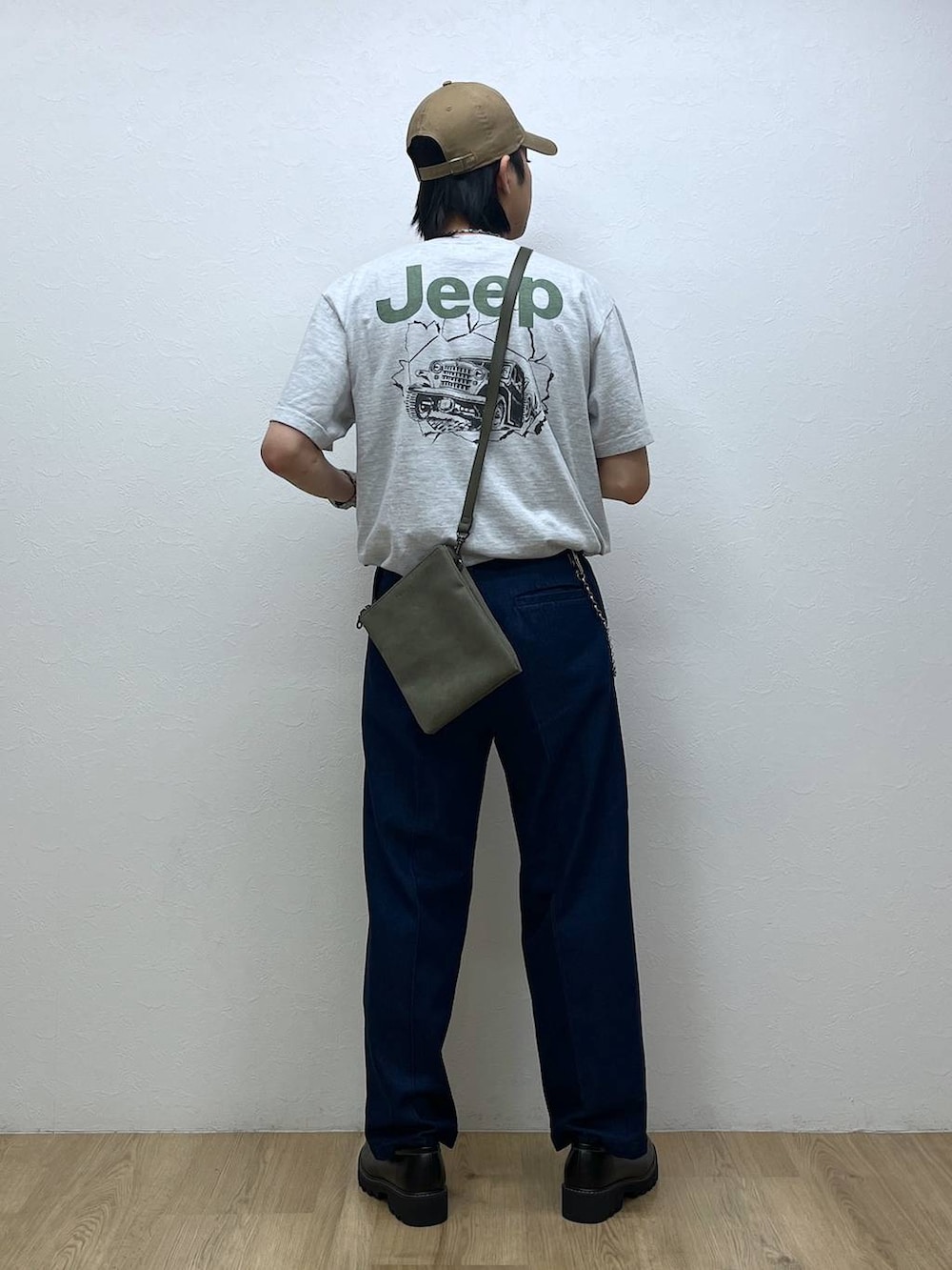 ブラック系のドレスシューズ、ブルー系のデニムパンツ、ベージュ系のショルダーバッグを着用したメンズの春コーディネートの3枚目の写真