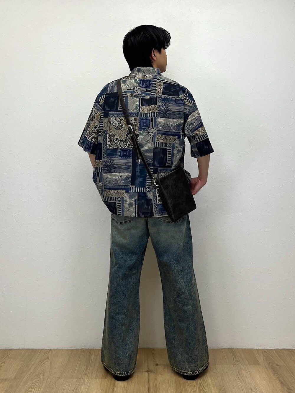 ブルー系のデニムパンツ、ブラック系のドレスシューズ、ブルー系のシャツ/ブラウスを着用したメンズの春コーディネートの3枚目の写真
