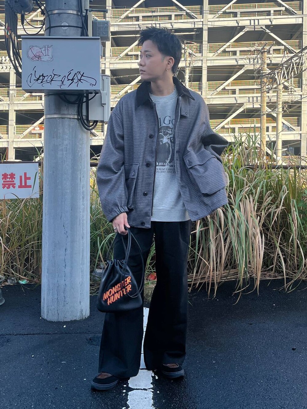 グレー系のブルゾン、ブラック系のスラックス、グレー系のスウェットを着用したメンズの秋コーディネートの5枚目の写真