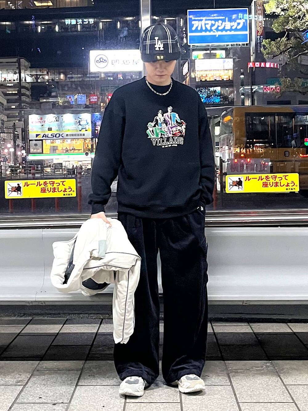 ホワイト系のダウンジャケット/コート、ブラック系のカーゴパンツ、ブラック系のスウェットを着用したメンズの冬コーディネートの4枚目の写真