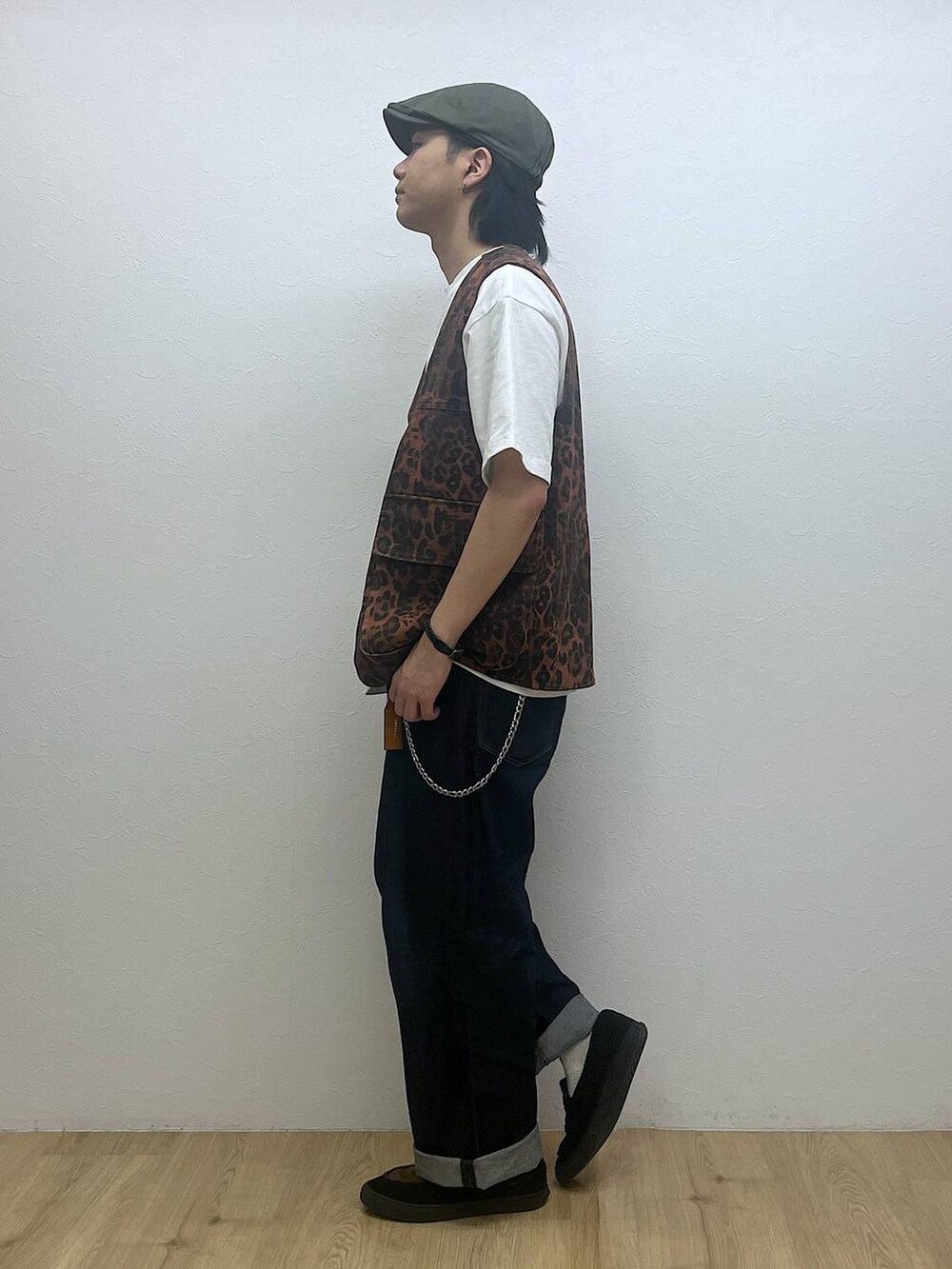 ブルー系のデニムパンツ、ホワイト系のTシャツ/カットソー、その他のベストを着用したメンズの夏コーディネートの2枚目の写真