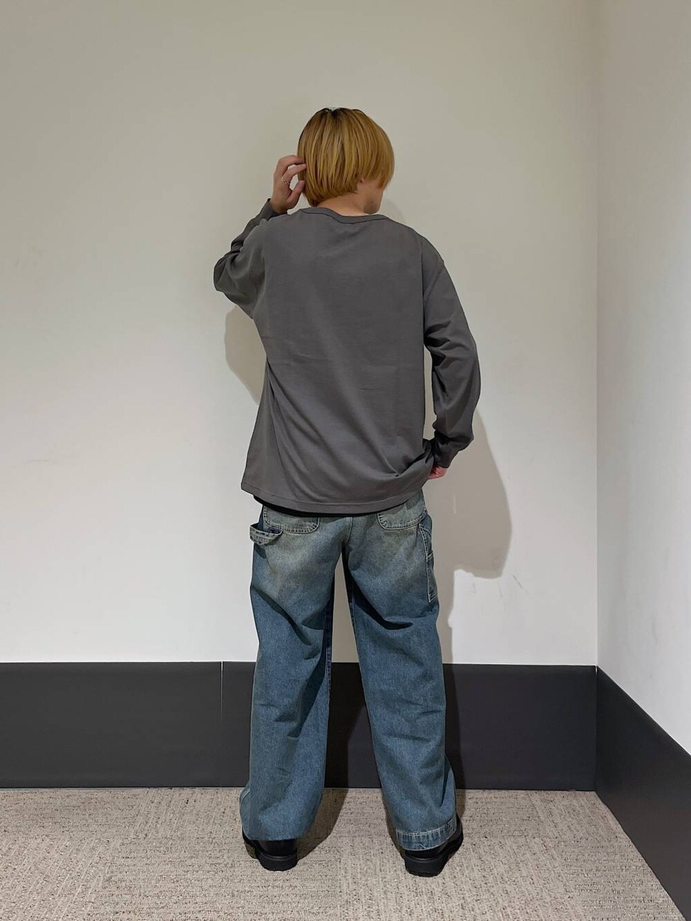 「ゆったり、カジュアル、きれいめ、ロンT、デニムパンツ、シンプルコーデ、リング、RAGEBLUE、秋コーデ、秋冬新作」｜「RAGEBLUEの＜身長5cmアップ！＞シンセティックレザー/インヒールシューズ（ドレスシューズ、ブラック系）」を使った、RINさん（メンズ・171cm）の秋コーディネートの3枚目の写真