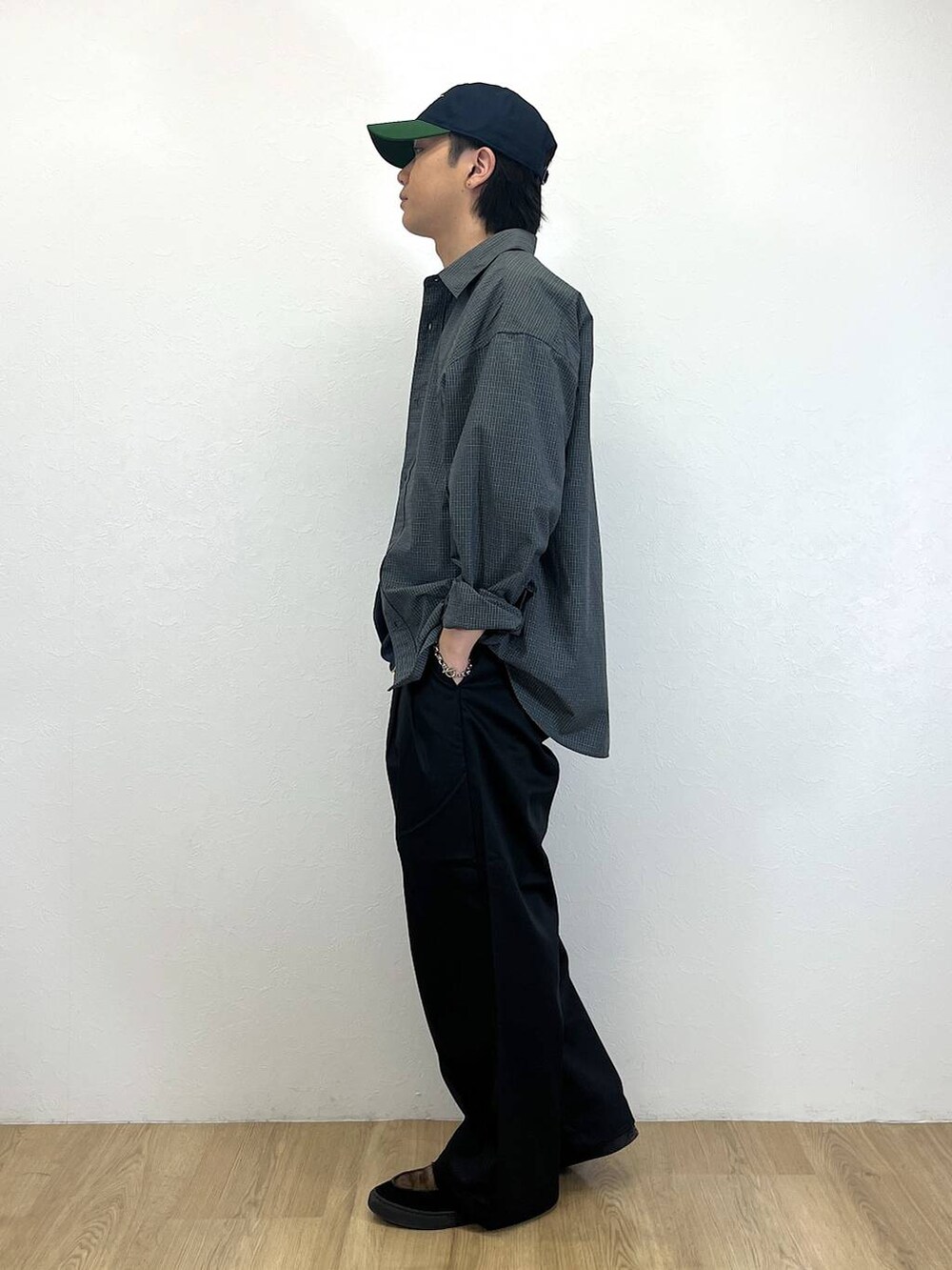 ブラック系のチノパンツ、グレー系のシャツ/ブラウス、その他のリングを着用したメンズの春コーディネートの2枚目の写真