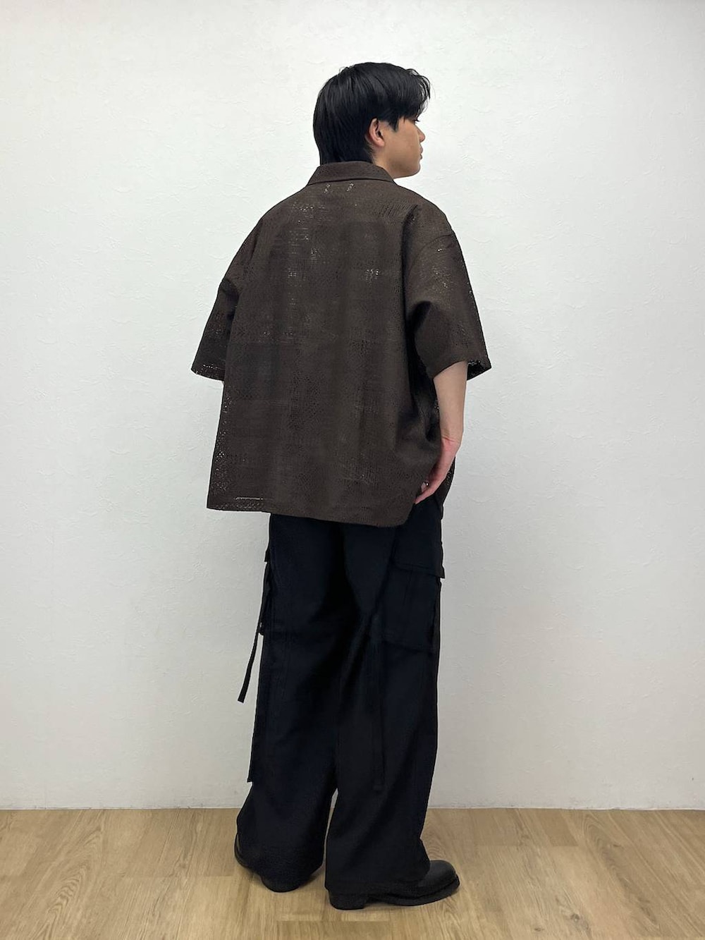 ブラック系のドレスシューズ、ブラウン系のシャツ/ブラウス、ブラック系のカーゴパンツを着用したメンズの春コーディネートの3枚目の写真