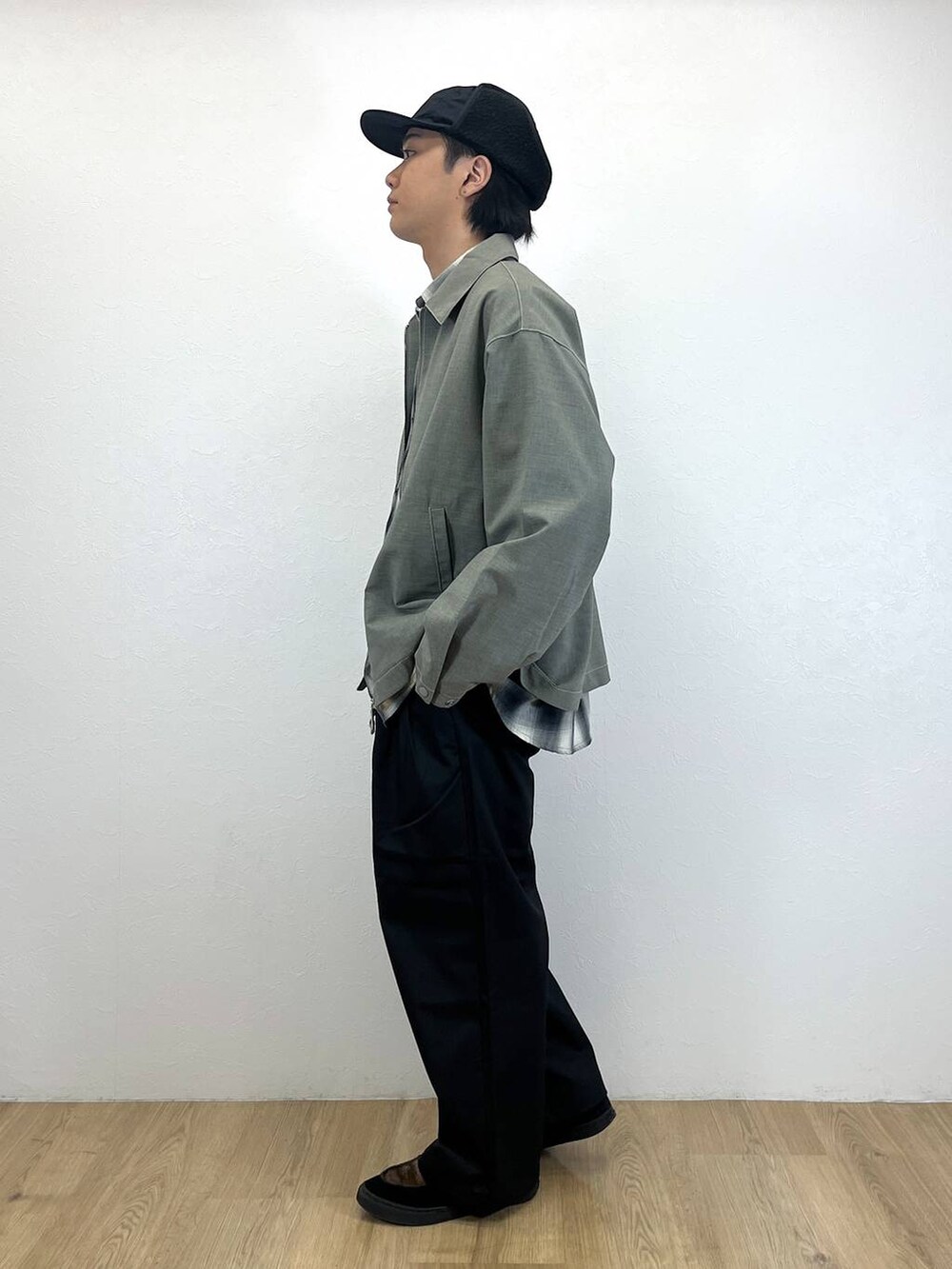 グレー系のシャツ/ブラウス、ブラック系のシャツ/ブラウス、ブラック系のチノパンツを着用したメンズの春コーディネートの2枚目の写真