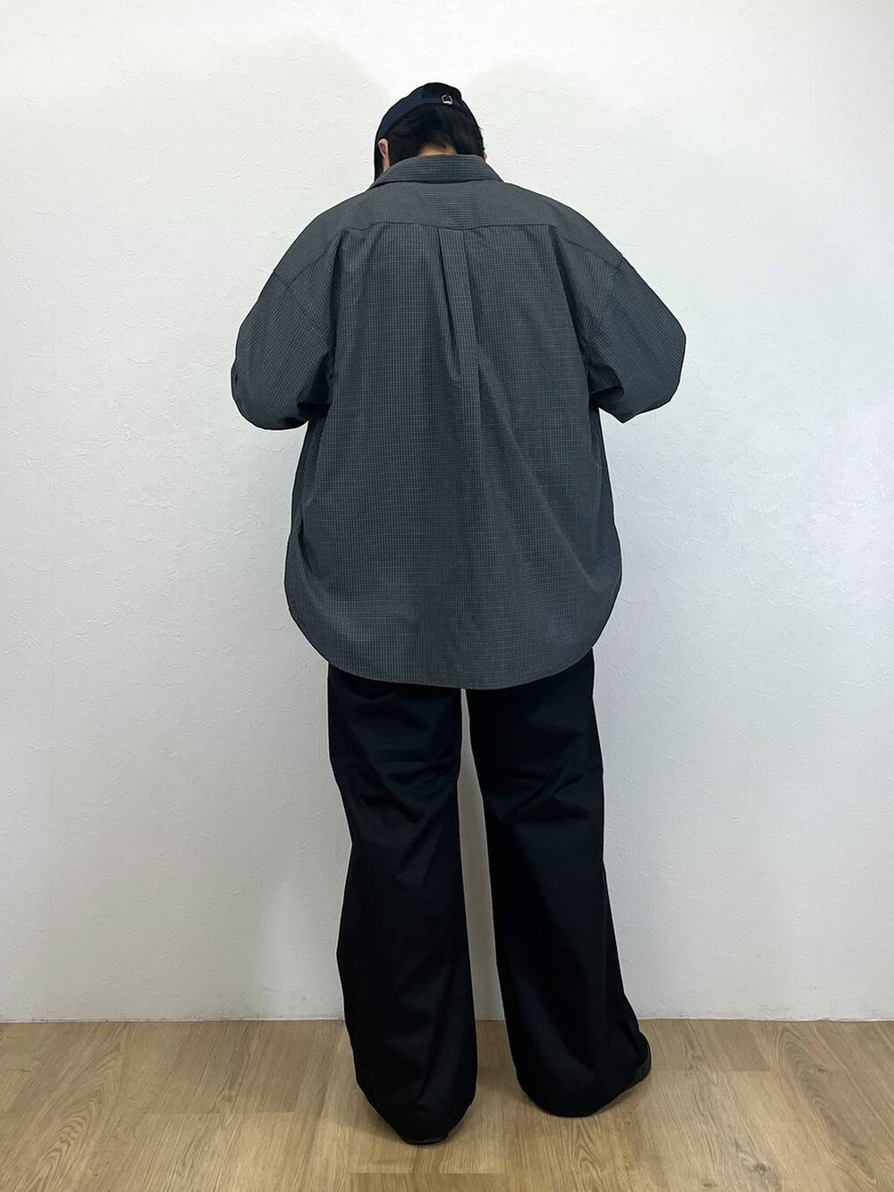 ブラック系のチノパンツ、グレー系のシャツ/ブラウス、その他のリングを着用したメンズの春コーディネートの3枚目の写真