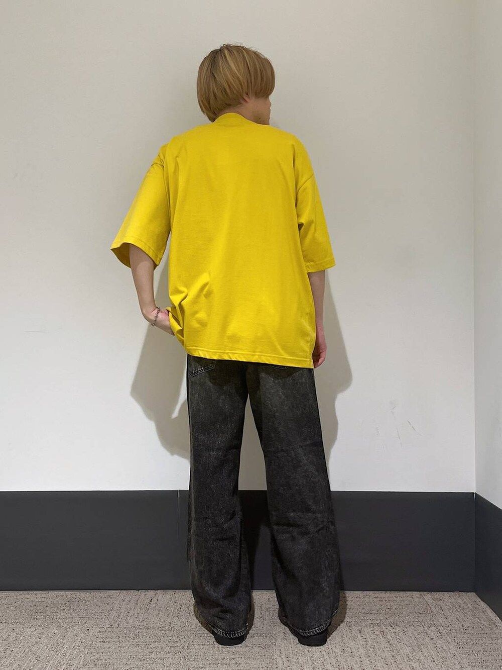 ブラック系のドレスシューズ、グレー系のデニムパンツ、イエロー系のTシャツ/カットソーを着用したメンズの夏コーディネートの3枚目の写真